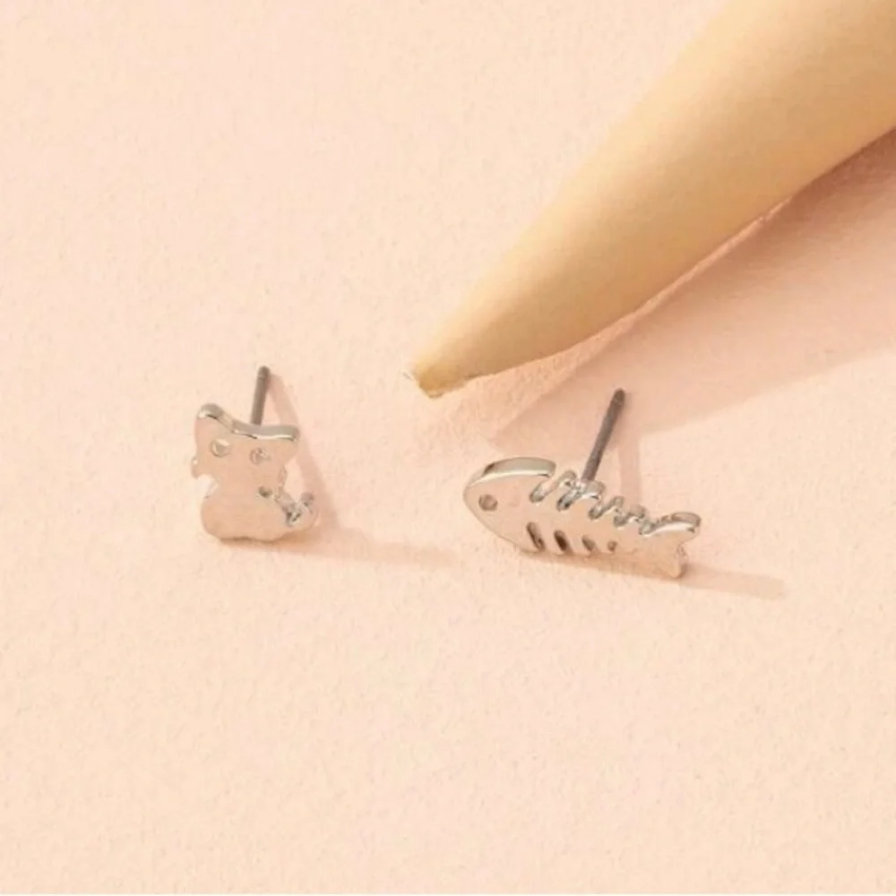 🦴🐱Cat & Fish Bone  Earrings NWT - Picture 7 of 10